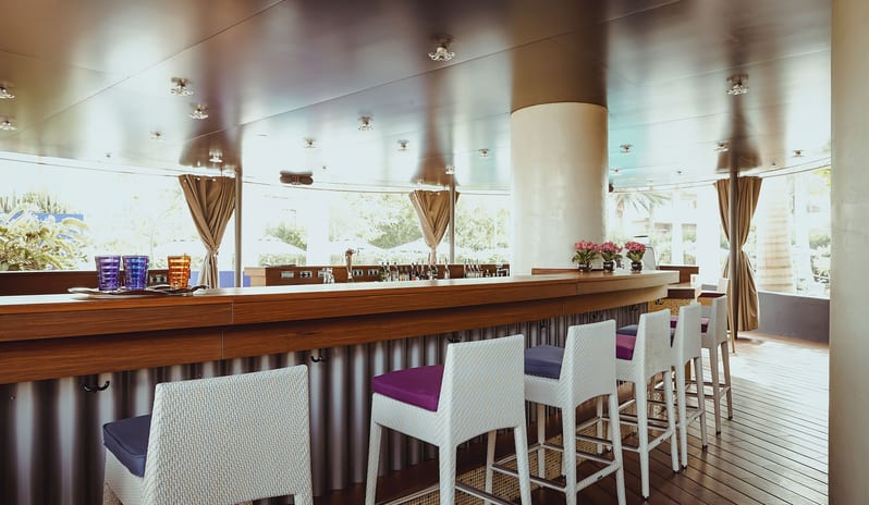 HOTEL BOHEMIA SUITES - BAR COUNTER